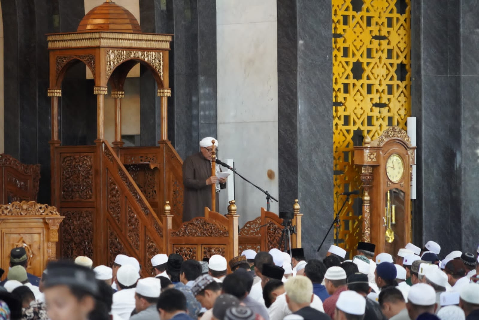 Pemprov Kalteng Laksanakan Salat Jumat Perdana di Masjid Agung Kubah Kecubung