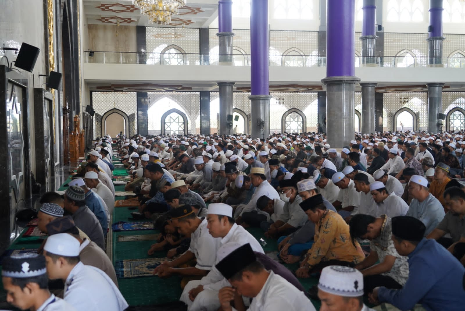 Pemprov Kalteng Laksanakan Salat Jumat Perdana di Masjid Agung Kubah Kecubung