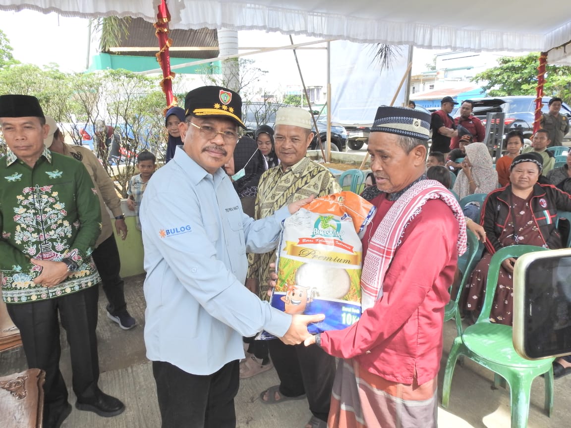 Sekda Nuryakin Buka Pasar Murah di Puruk Cahu Kabupaten Murung Raya