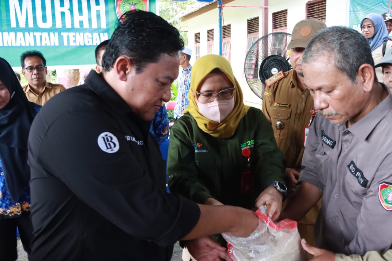 Wagub Edy Pratowo Buka Pasar Murah di Kabupaten Pulang Pisau