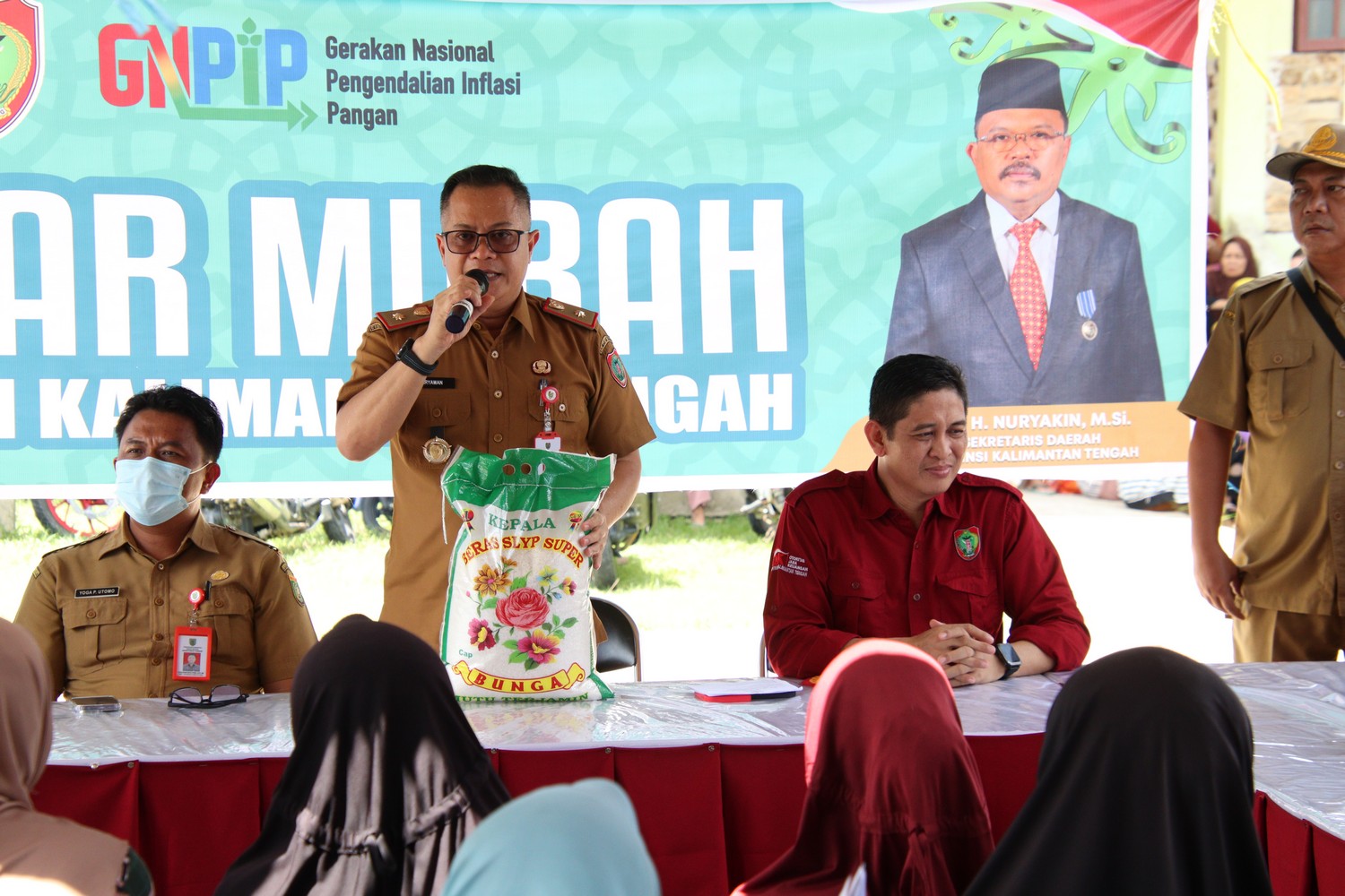 Kadis PMD Prov. Kalteng Aryawan Buka Pasar Penyeimbang di Kecamatan Dusun Utara