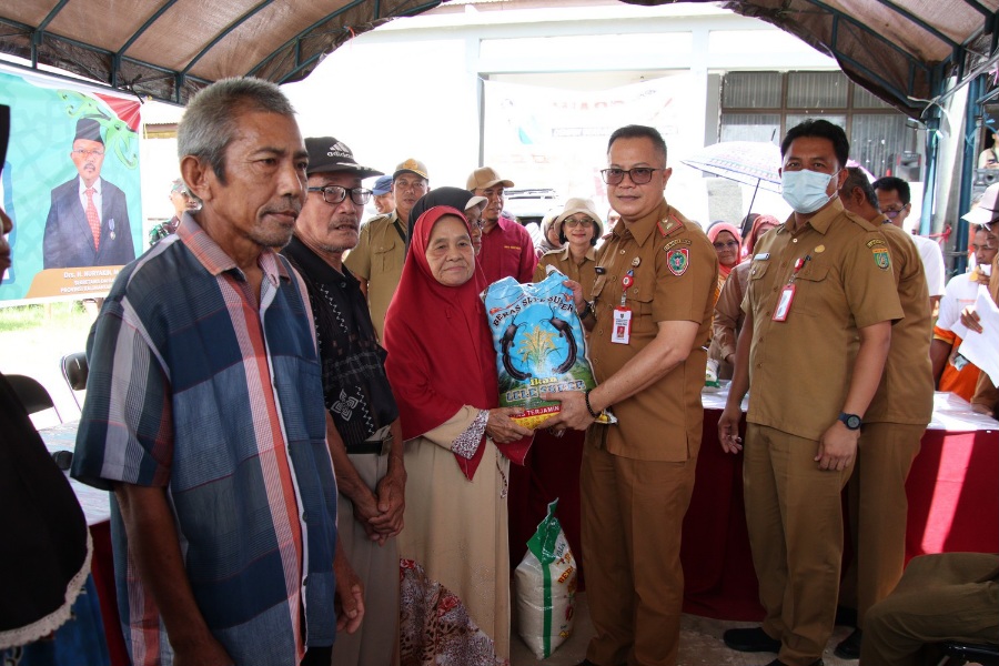 Kadis PMD Prov. Kalteng Aryawan Buka Pasar Penyeimbang di Kecamatan Dusun Utara