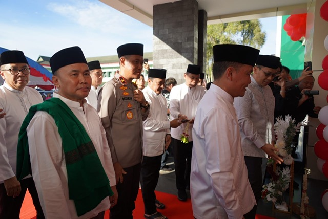 Gubernur Agustiar Sabran Bersama Panglima Kodam XII/Tanjungpura Mayjen TNI Jamallulael Resmikan Gedung A