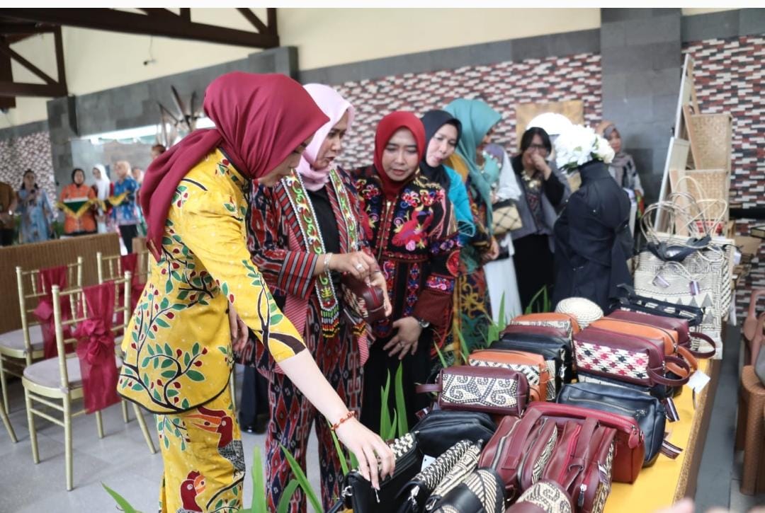 Ketua Dekranasda Aisyah Thisia Agustiar Sabran Sambut Ketua Persit Kartika Chandra Kirana Daerah XII/Tanjungpura Indah Jamallulael