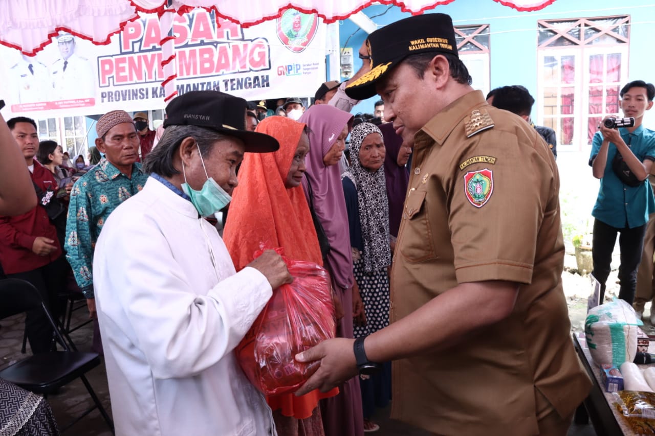 Wagub Kalteng Edy Pratowo Kunjungi Pasar Penyeimbang yang Dilaksanakan di Kantor Kelurahan Selat Hulu