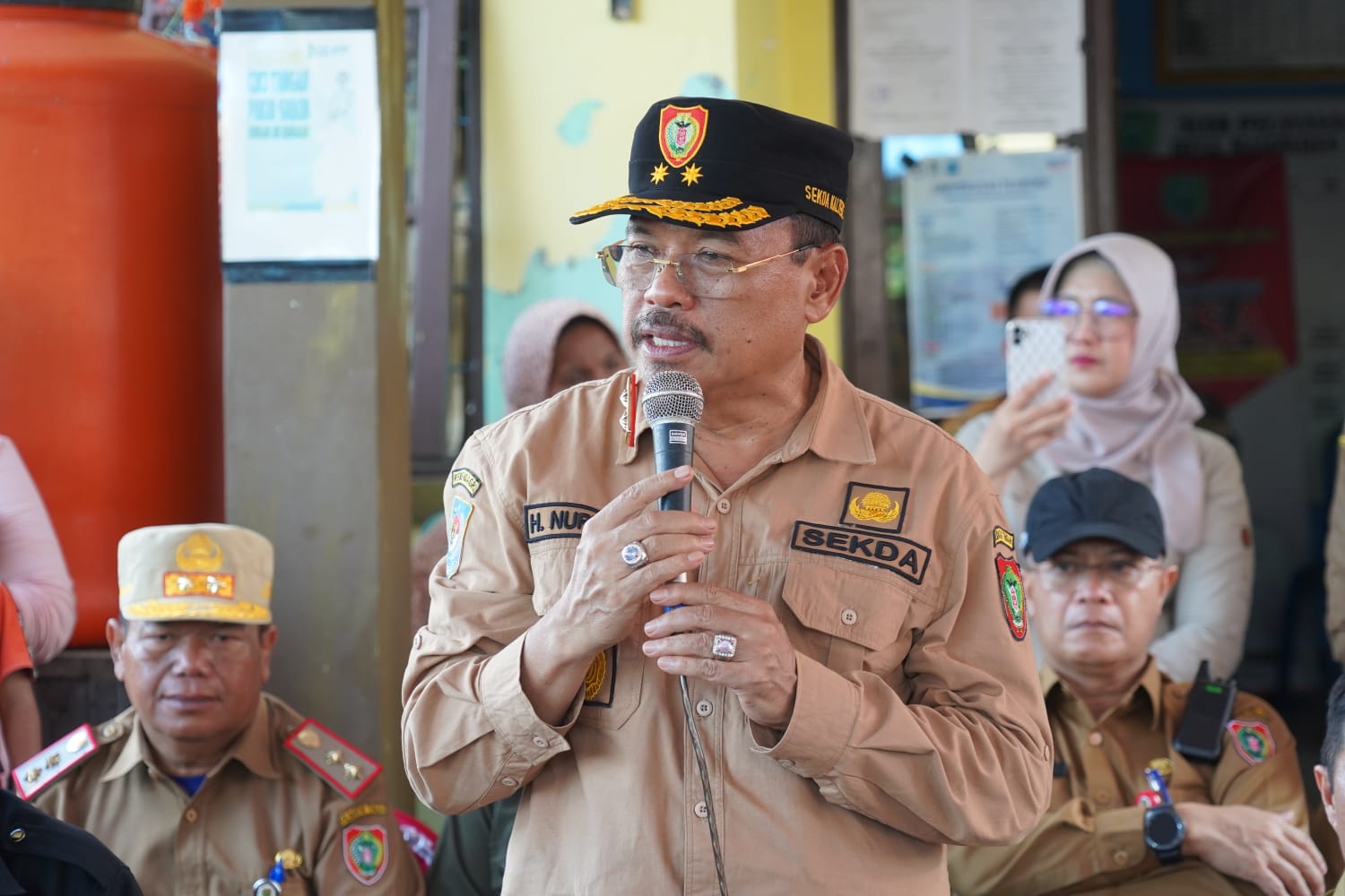 Sekda Beserta Rombongan Tinjau Sekaligus Buka Pasar Penyeimbang di Kantor Desa Mantaren II