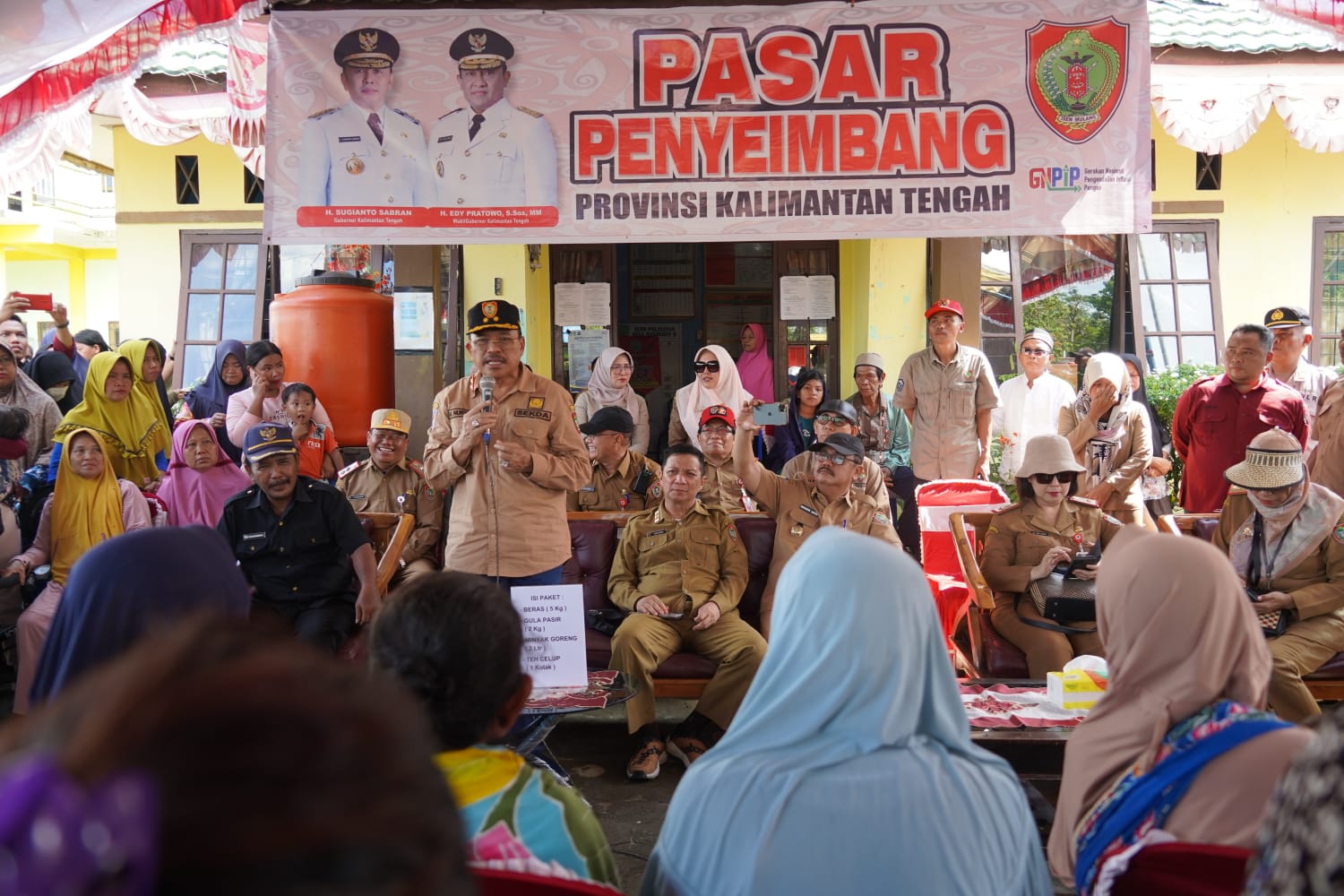 Sekda Beserta Rombongan Tinjau Sekaligus Buka Pasar Penyeimbang di Kantor Desa Mantaren II