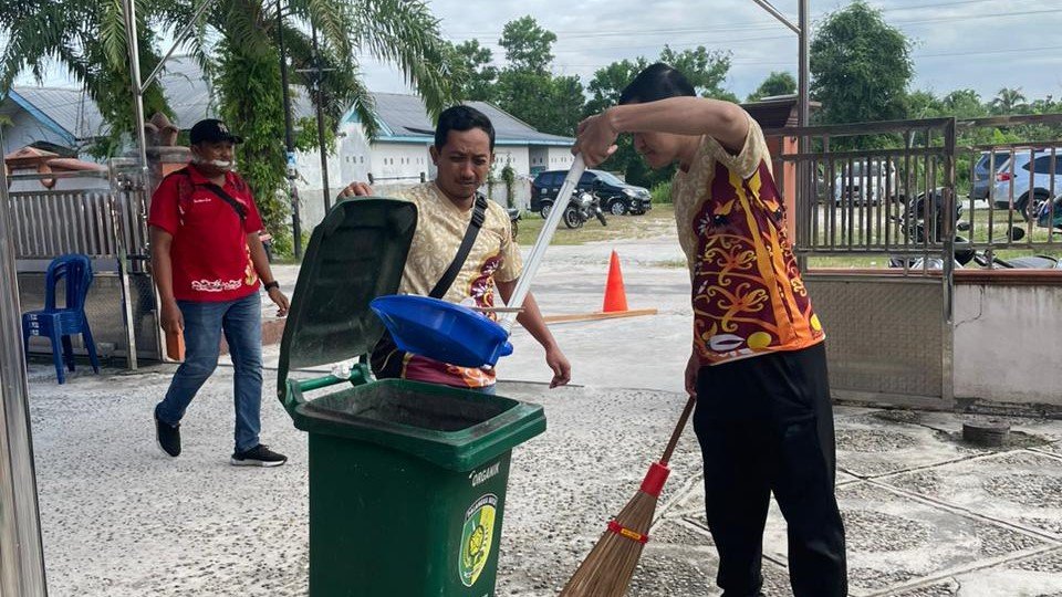 BKD Prov. Kalteng Ikuti Kegiatan Bakti Sosial Bersihkan Rumah Ibadah Dalam Rangka Peringatan Hari Jadi Ke-67 Prov. Kalteng