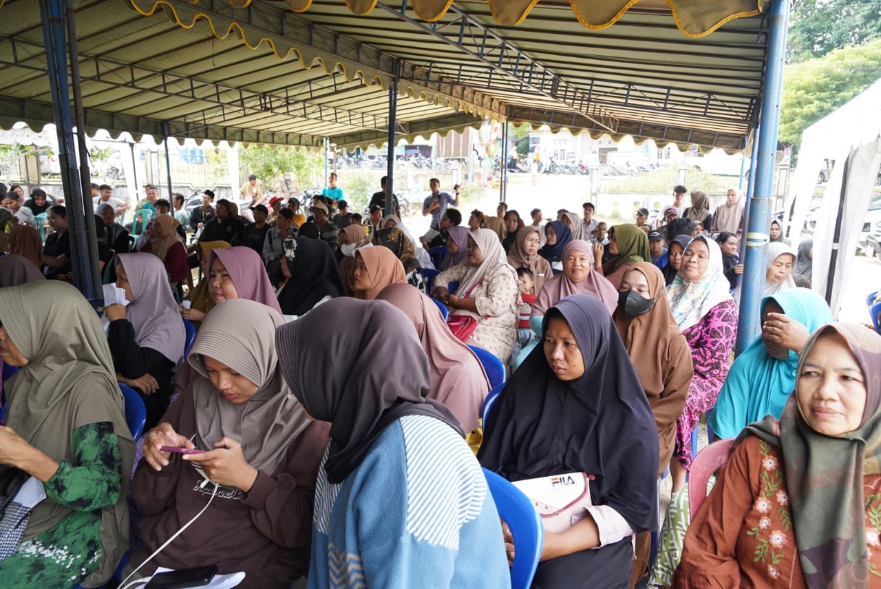 Gubernur Kalteng Sugianto Sabran Buka Pasar Murah di Kantor Kecamatan Kotawaringin Lama