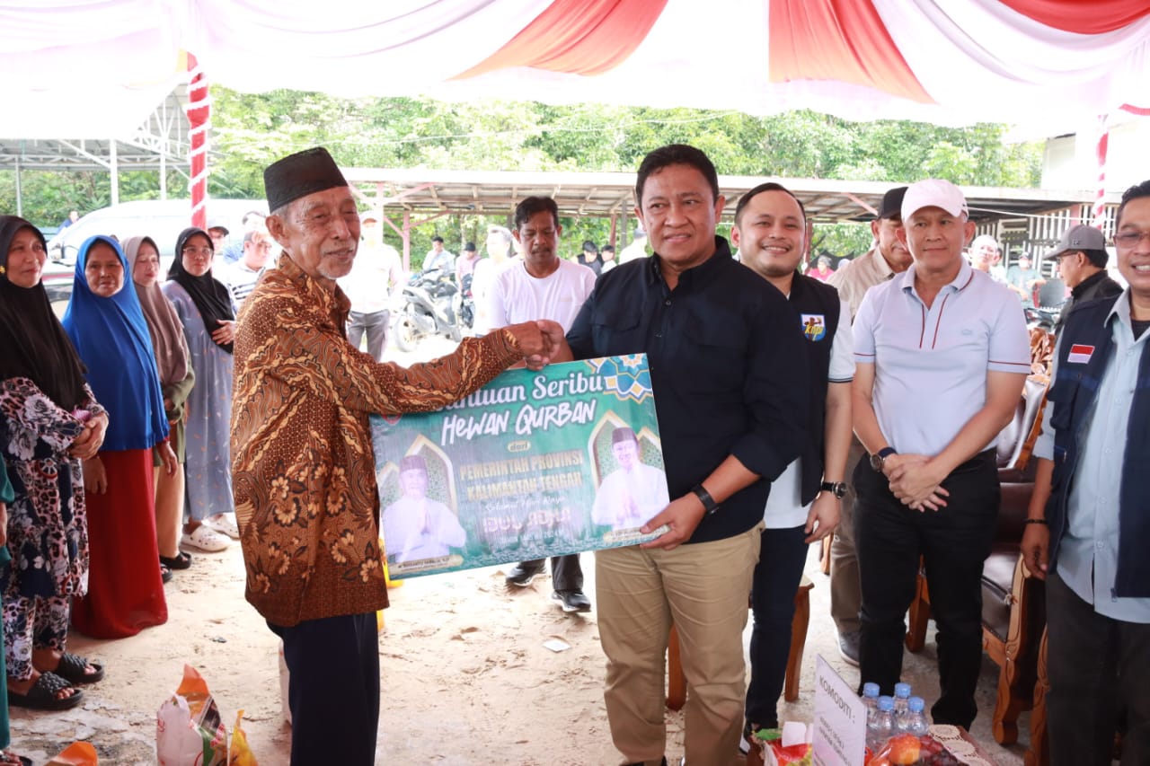 Wagub Kalteng Edy Pratowo Buka Pasar Murah  dan Salurkan 500 Paket Bantuan Sembako Sekaligus Serahkan Bantuan Hewan Qurban