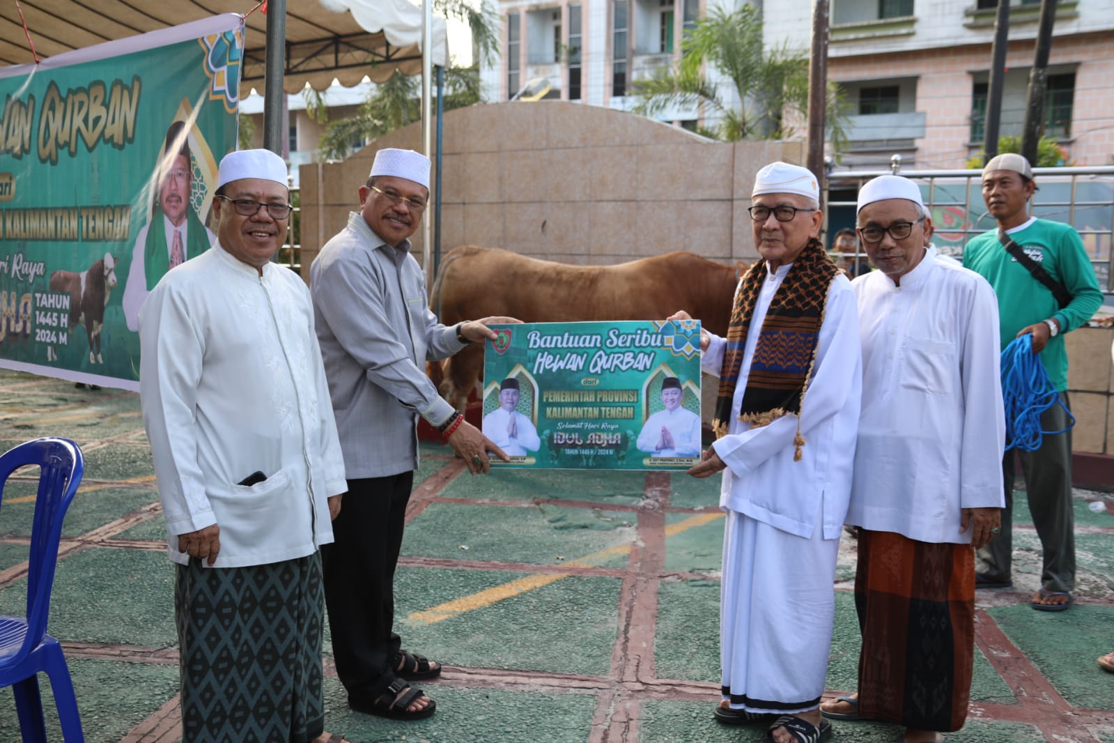 Sekda Nuryakin Serahkan Sapi Untuk Qurban Idul Adha ke Masjid Darussalam dan Masjid Raya Nurul Islam