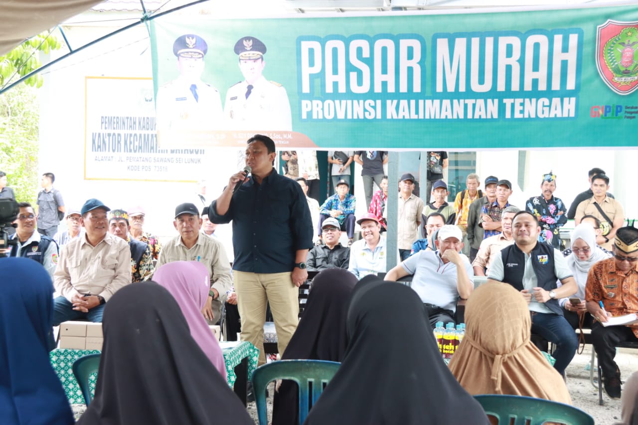 Wagub Kalteng Edy Pratowo Salurkan 500 Paket Bantuan Sembako Untuk Masyarakat di Kecamatan Bataguh