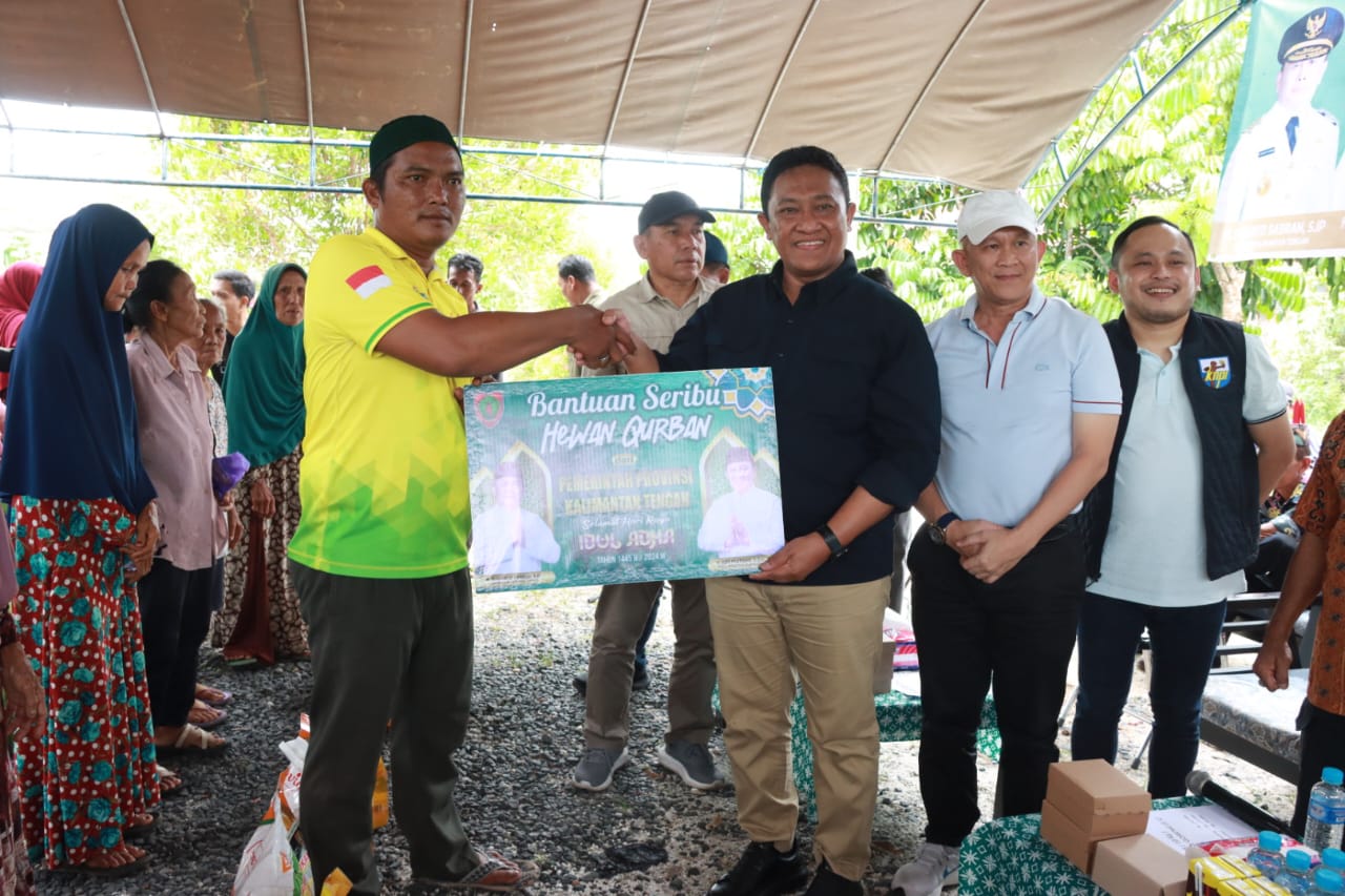 Wagub Kalteng Edy Pratowo Salurkan 500 Paket Bantuan Sembako Untuk Masyarakat di Kecamatan Bataguh