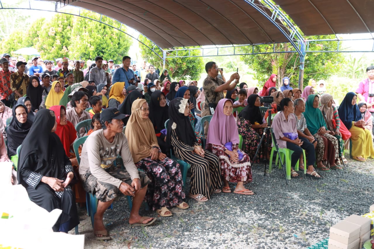 Wagub Kalteng Edy Pratowo Salurkan 500 Paket Bantuan Sembako Untuk Masyarakat di Kecamatan Bataguh