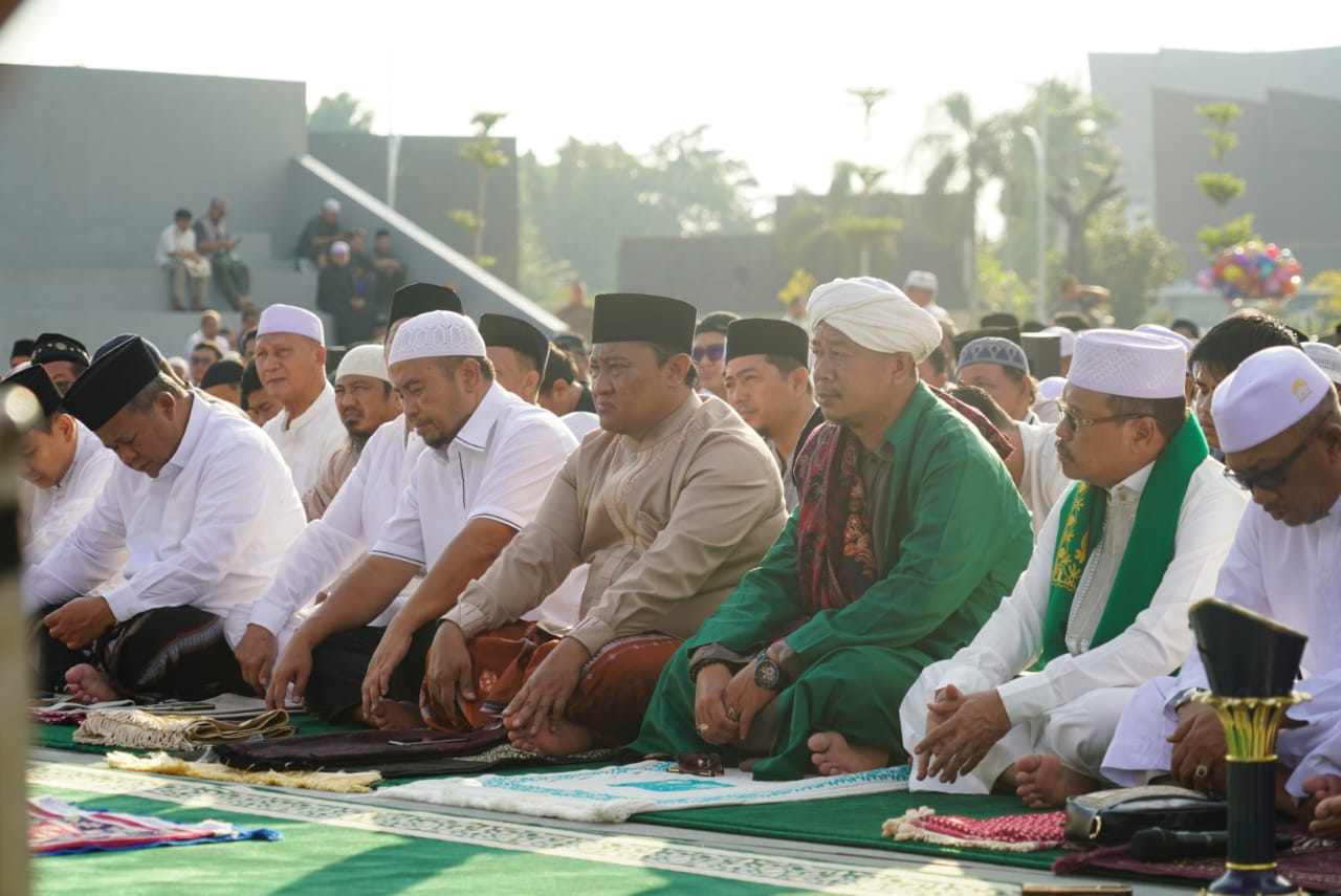 Wagub Kalteng Edy Pratowo Laksanakan Salat Iduladha 1445 Hijriah di Bundaran Besar