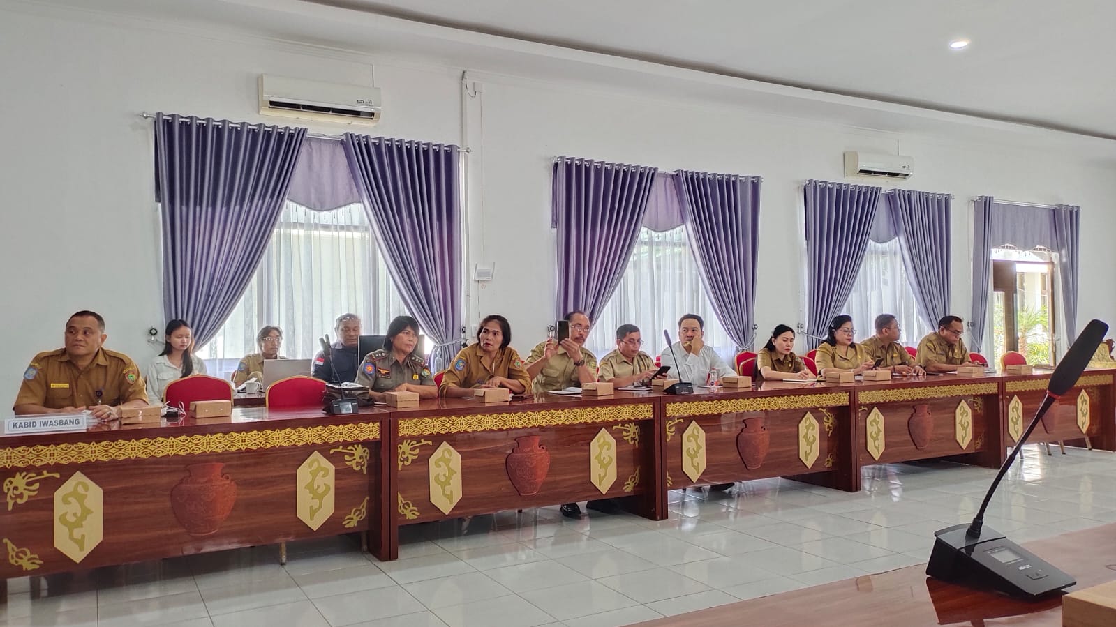 Kepala Badan Kesbagpol Prov Kalteng Katma F Dirun Pimpin Rapat Gerakan Pembagian Bendera Merah Putih