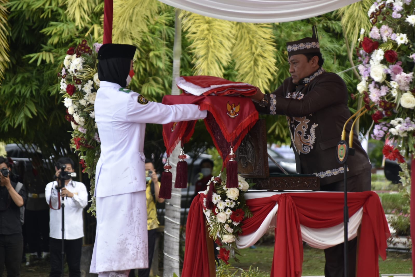 Wagub Kalteng  Edy Pratowo Pimpin Upacara Penurunan Bendera Merah Putih