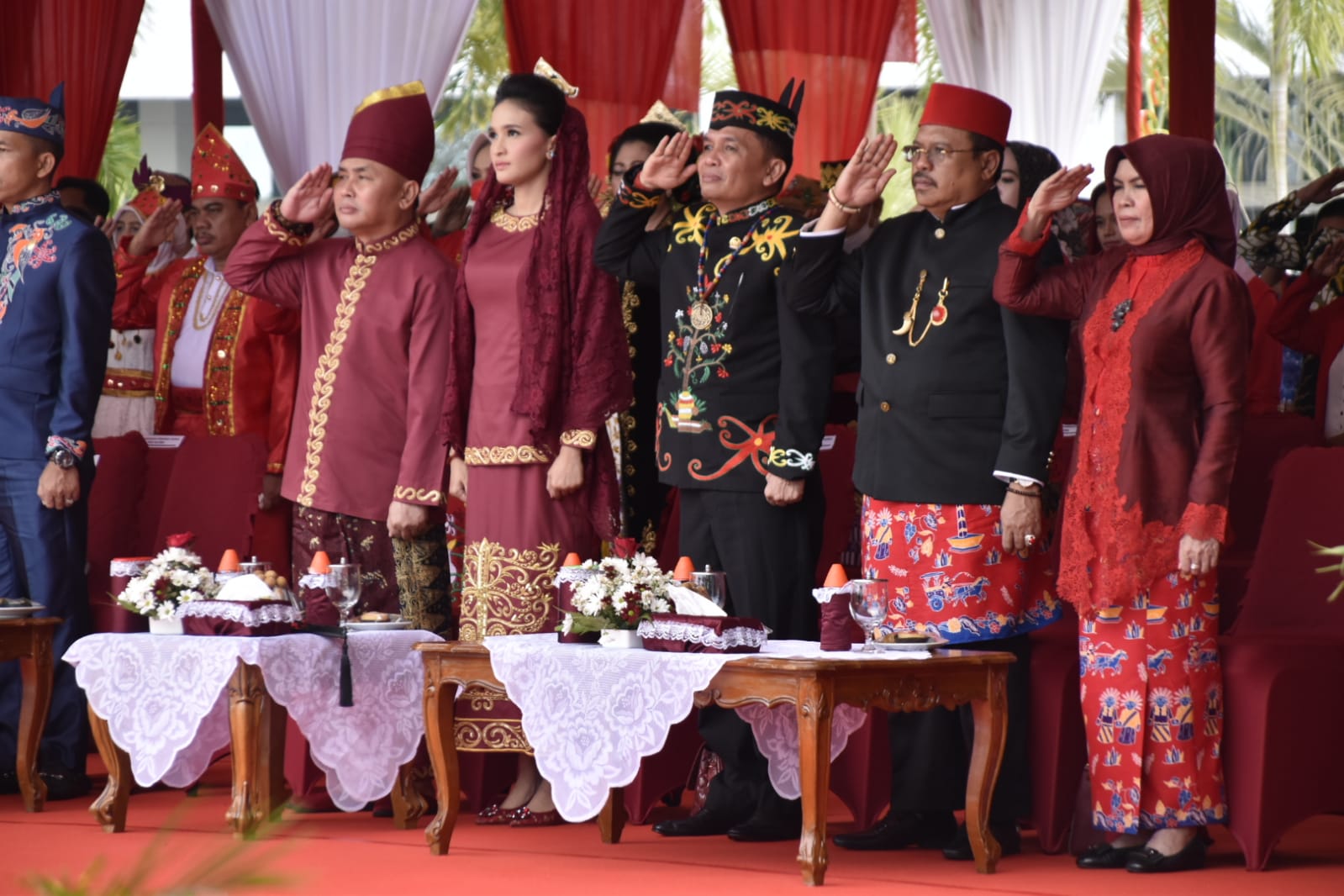 Wagub Kalteng  Edy Pratowo Pimpin Upacara Penurunan Bendera Merah Putih