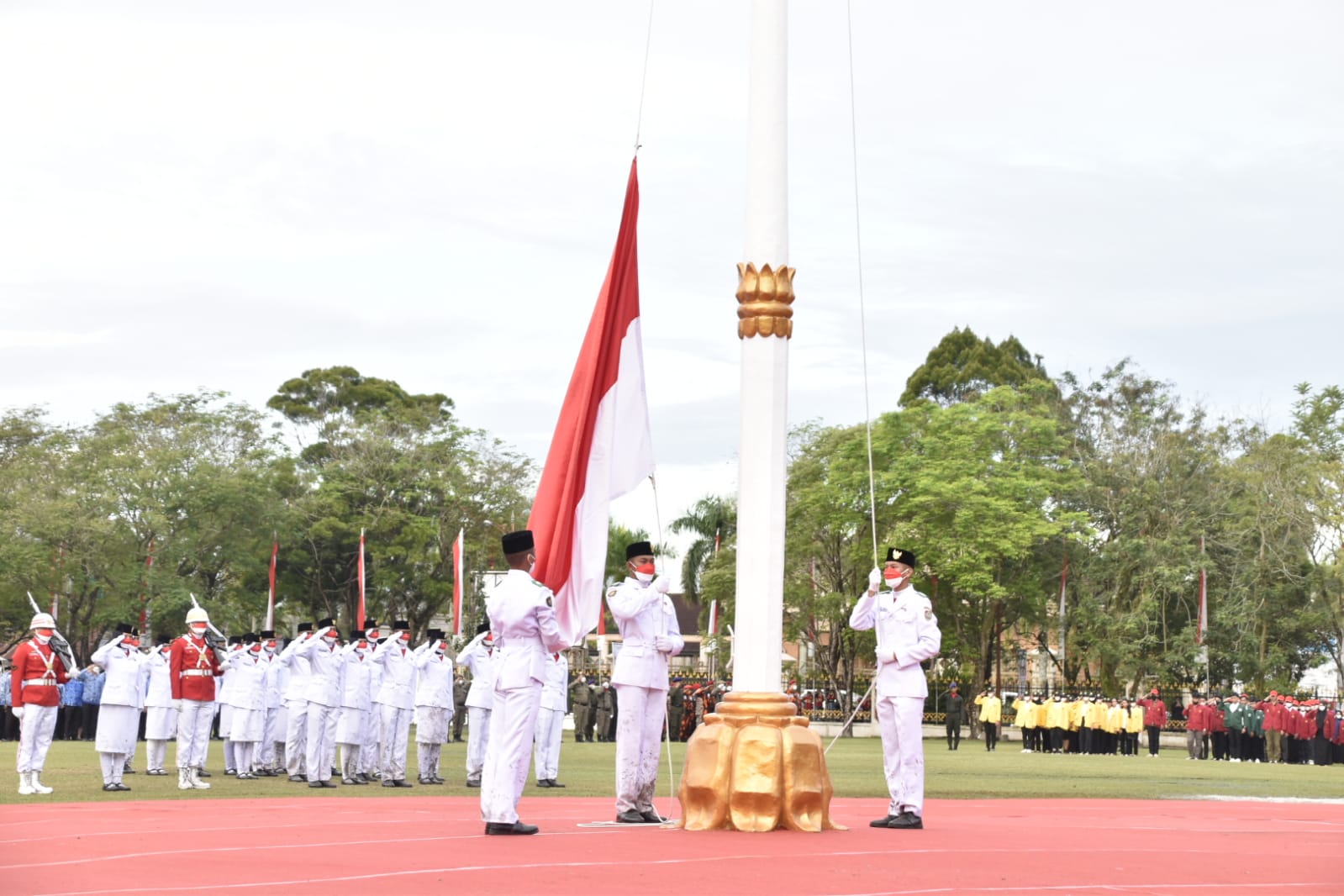 Wagub Kalteng  Edy Pratowo Pimpin Upacara Penurunan Bendera Merah Putih