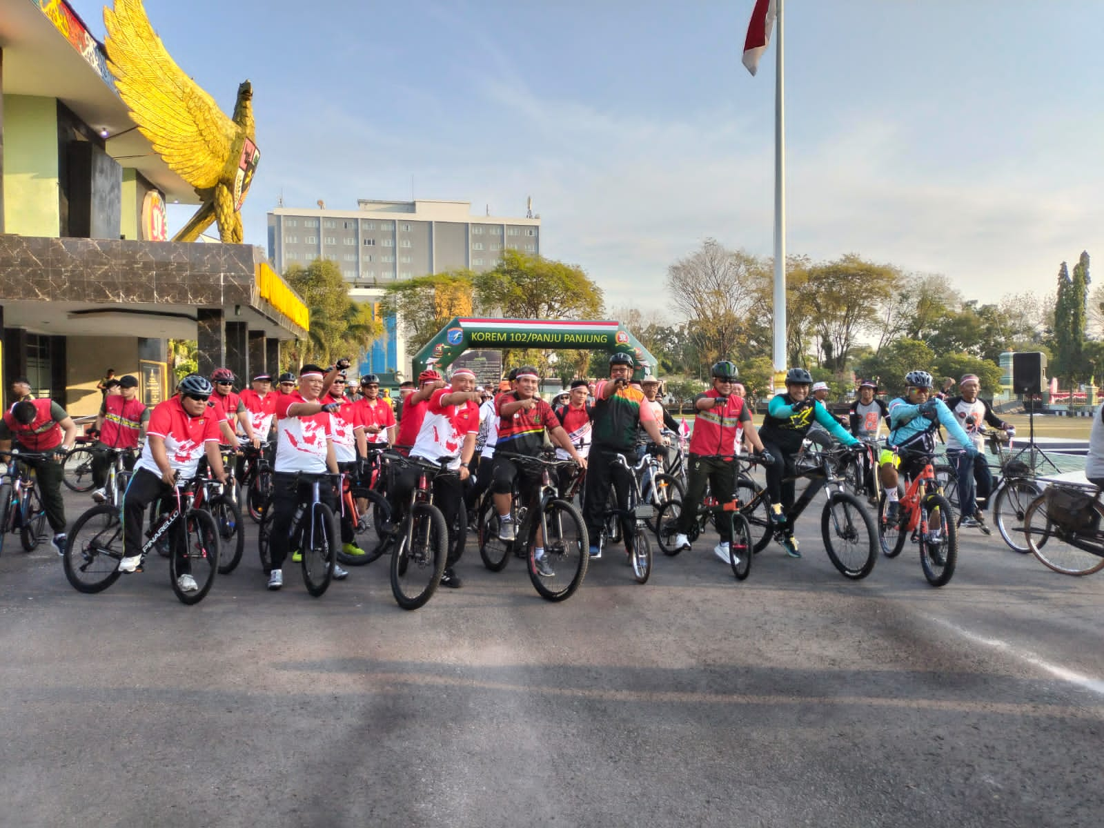 Wagub Kalteng Edy Pratowo Lepas Peserta Gowes Kemerdekaan Kalteng Berkah Di Depan Makorem 102/PJG