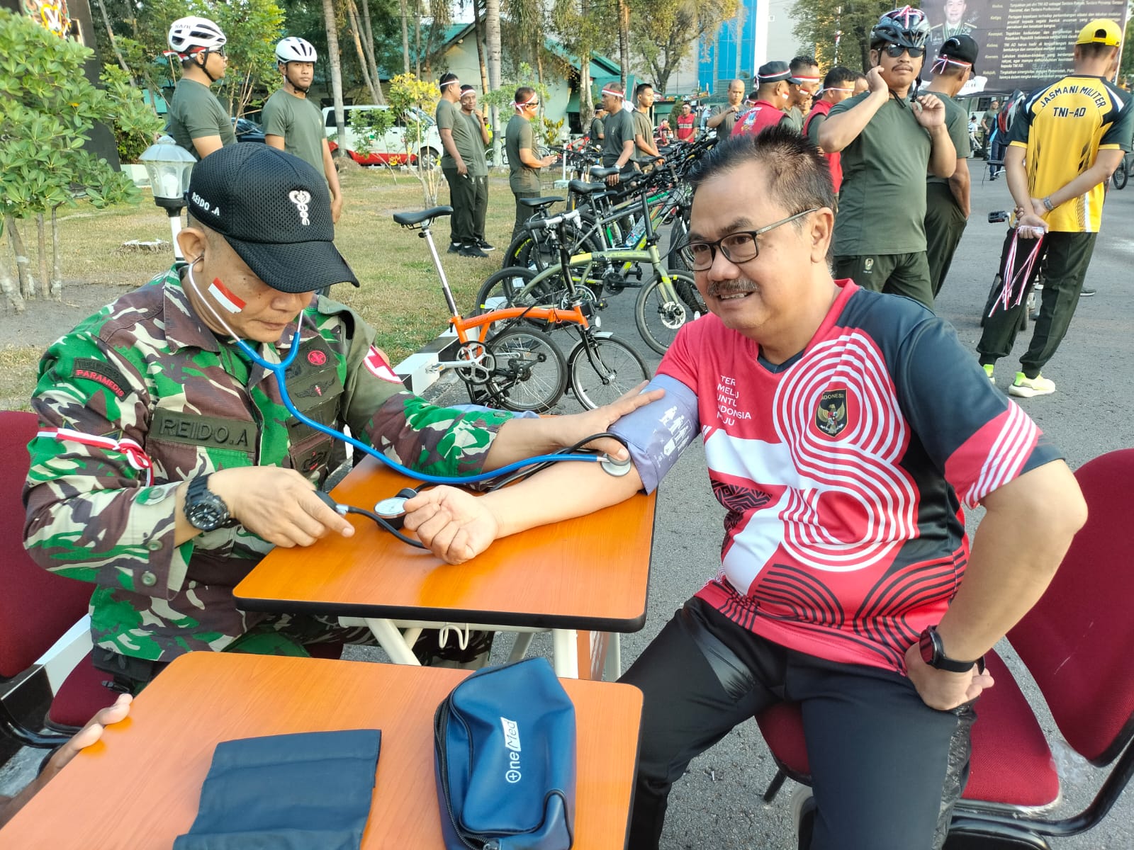 Wagub Kalteng Edy Pratowo Lepas Peserta Gowes Kemerdekaan Kalteng Berkah Di Depan Makorem 102/PJG