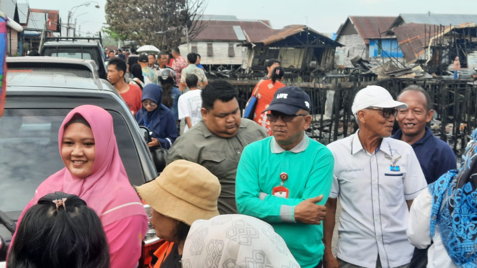 Kepala Badan Kesbangpol Prov. Kalteng Katma F. Dirun Dampingi Wagub Kalteng Edy Pratowo Kunjungi Lokasi Kebakaran