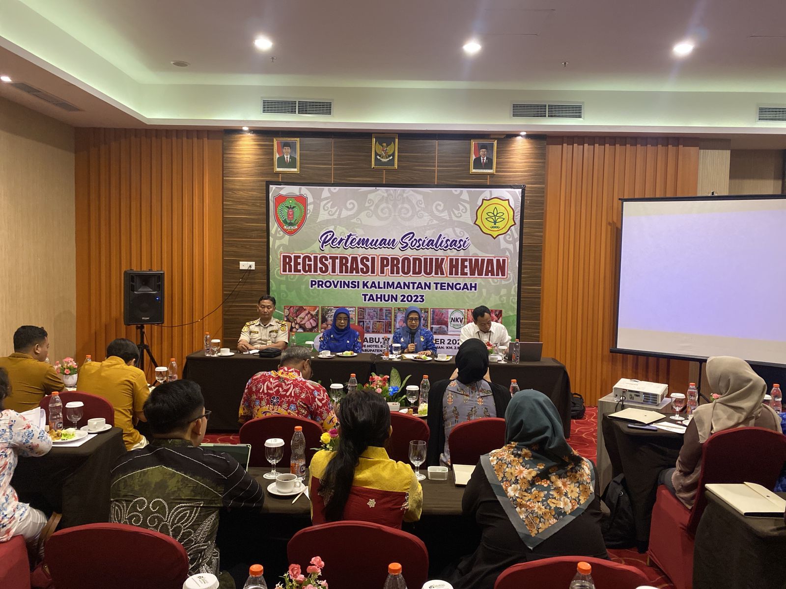 Kepala Dinas TPHP Prov. Kalteng Beri Sambutan Pada Pertemuan Sosialisasi Registrasi Produk Hewan