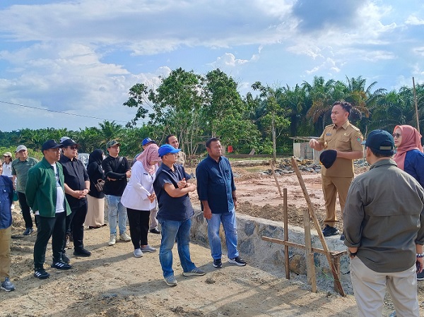 Kadisbun Prov. Kalteng Turut Serta Dampingi Meninjau Pembangunan Pabrik Pakan Ternak