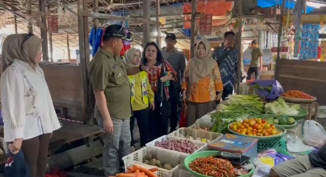 Penjabat Bupati Tinjau Pasar SAIK dan Keramba Ikan di Buntok Seberang