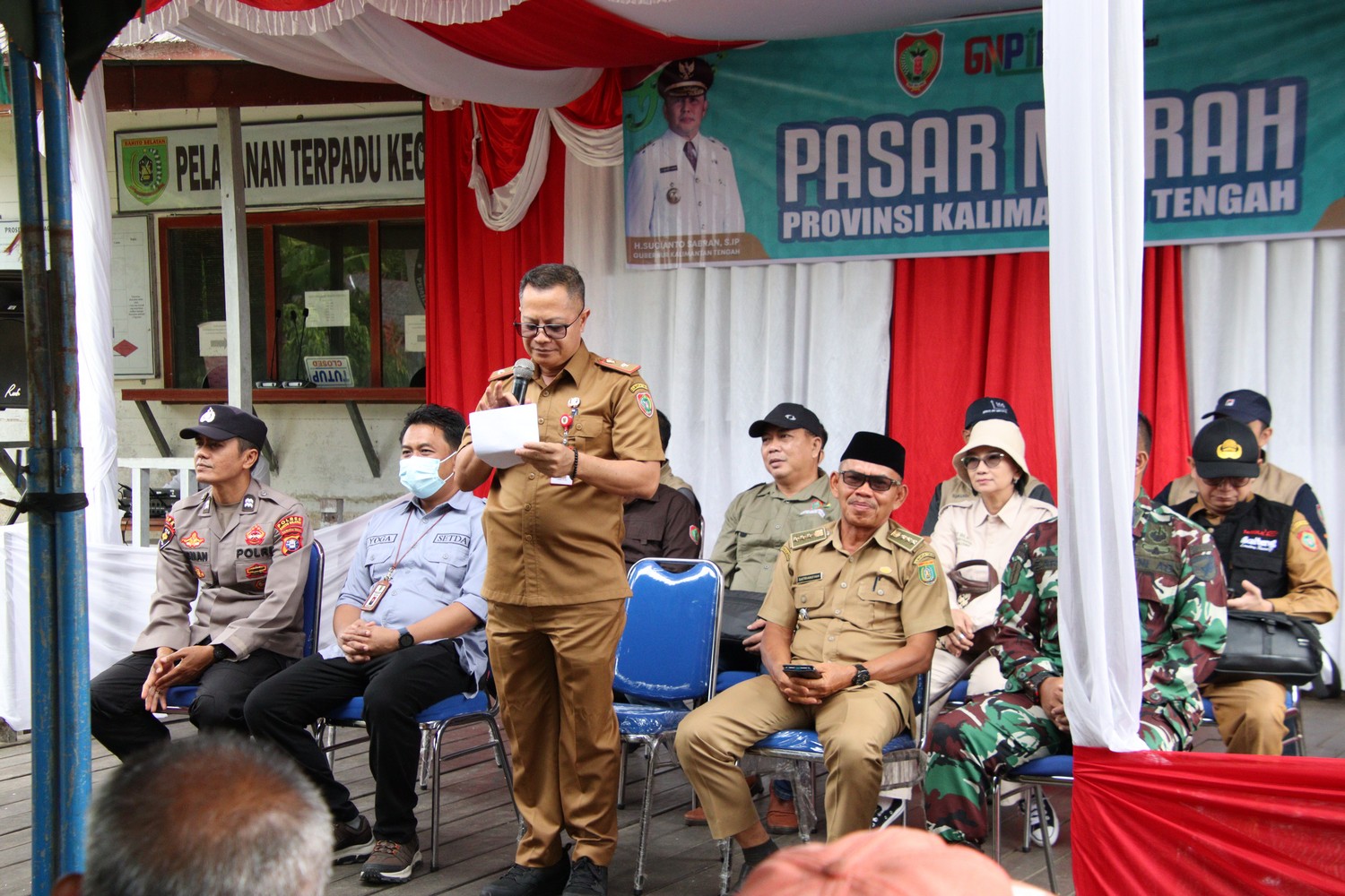 Kadis PMD Prov. Kalteng Aryawan Salurkan Bantuan Beras Subsidi Pada Kegiatan Pasar Murah