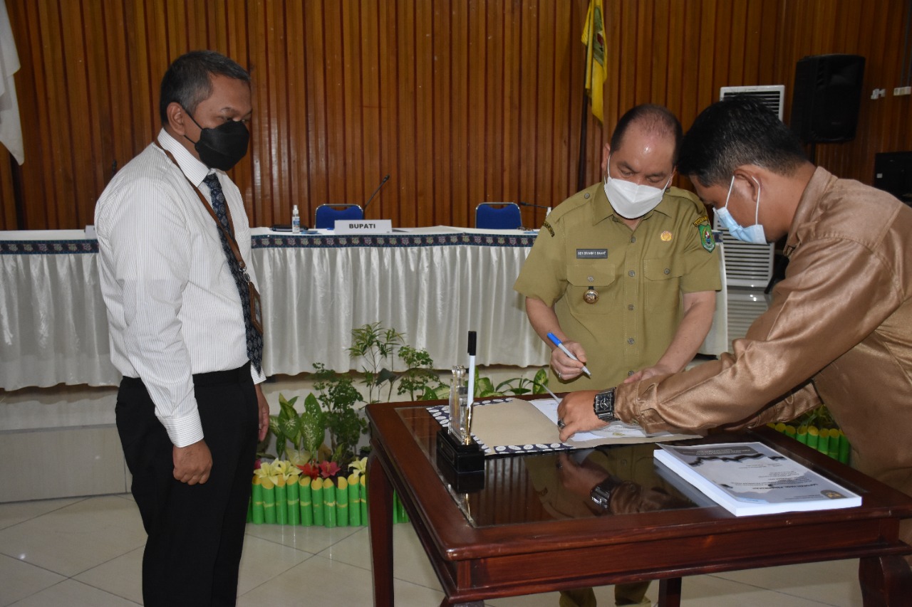 Bupati Kapuas Tandatangani Berita Acara Serah Terima Laporan Pertanggungjawaban Penerimaan Dan Pengeluaran Dana Bantuan Keuangan