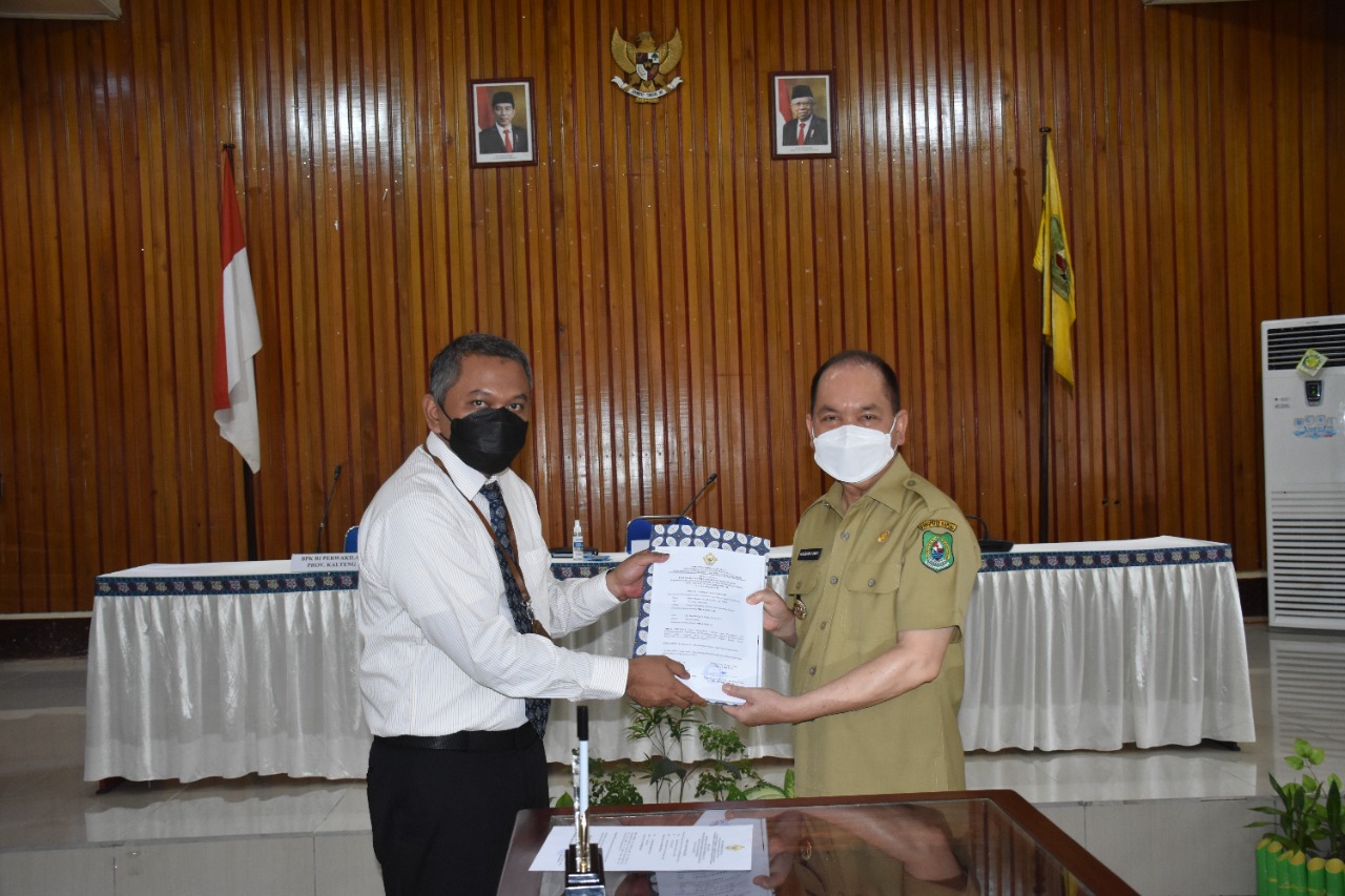 Bupati Kapuas Tandatangani Berita Acara Serah Terima Laporan Pertanggungjawaban Penerimaan Dan Pengeluaran Dana Bantuan Keuangan