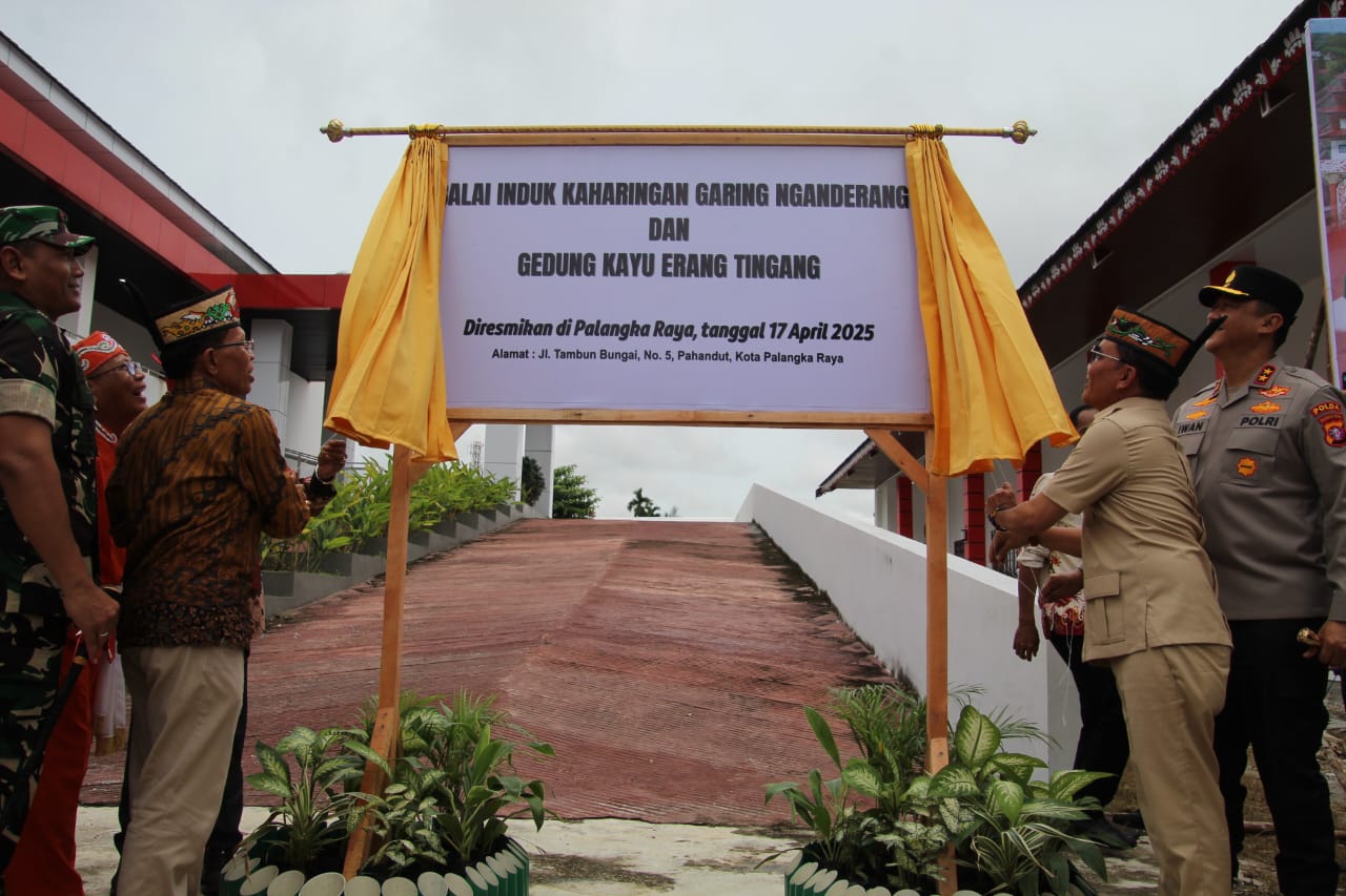 Kepala Satpol PP Prov. Kalteng Hadiri Peresmian Balai Induk Kaharingan Garing Nganderang dan Gedung Kayu Erang Tingang