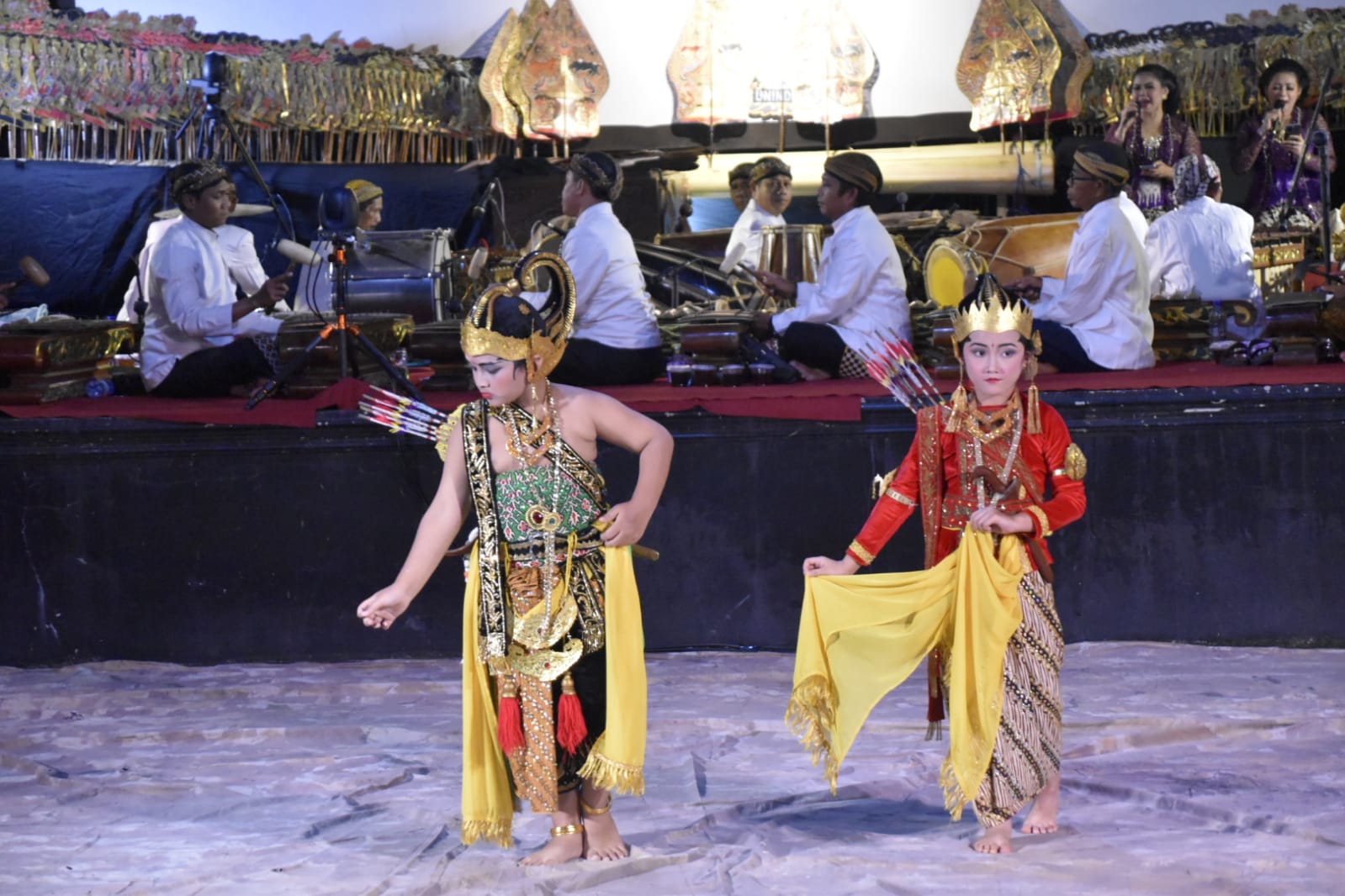 Asisten Adum Buka Pagelaran Seni Budaya Kalteng Dipadu Dengan Wayang Kulit