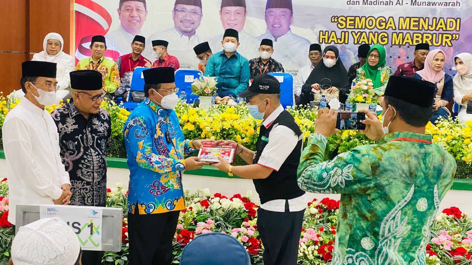 Sekda Prov. Kalteng Lepas Keberangkatan Jemaah Calon Haji Kloter 5 Embarkasi Banjarmasin Tahun 1443 H/2022 M