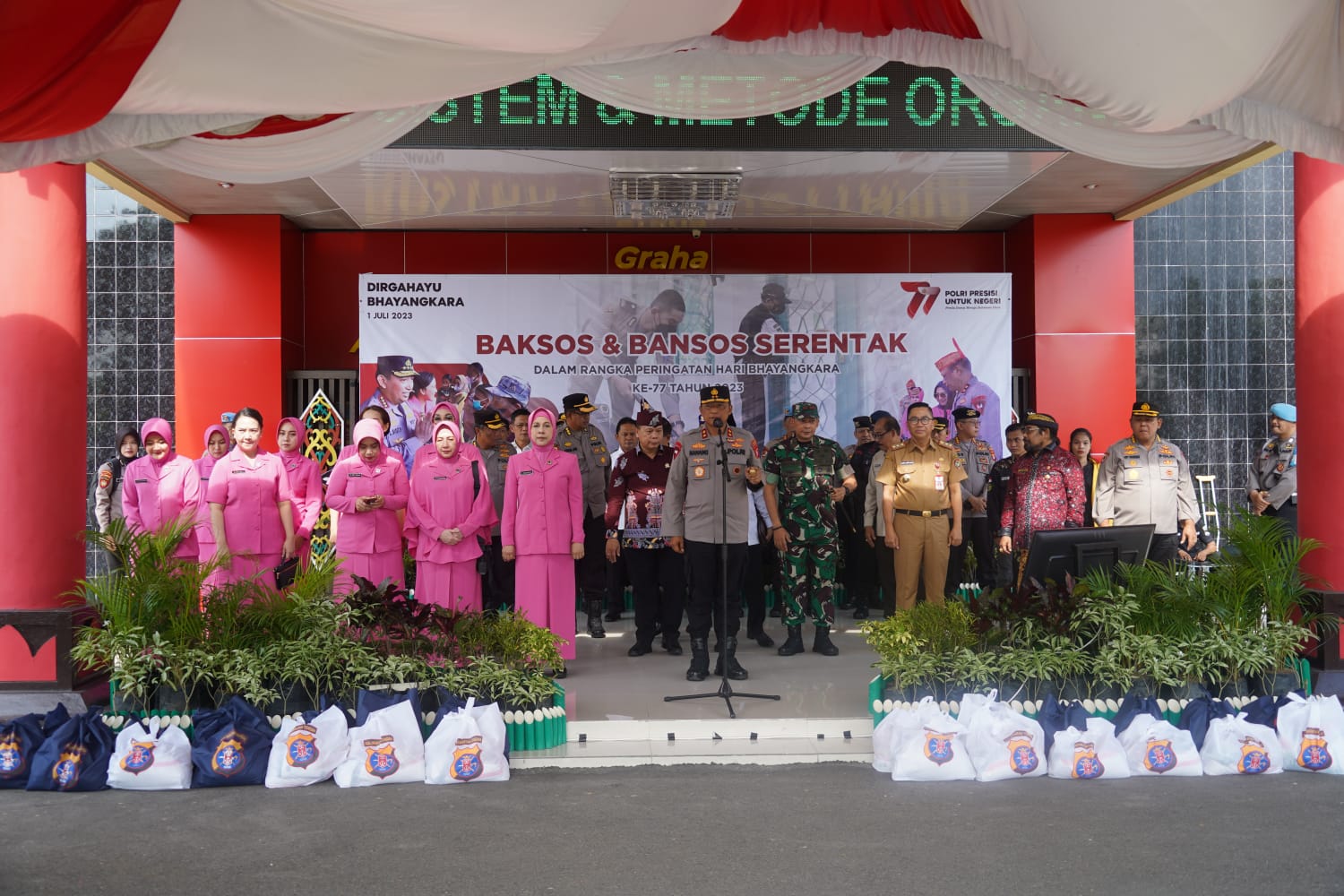 Asisten Ekbang Leonard S Ampung Hadiri Apel Pemberangkatan Pendistribusian Bansos Secara Serentak Dalam Rangka Peringatan Hari Bhayangkara Ke-77