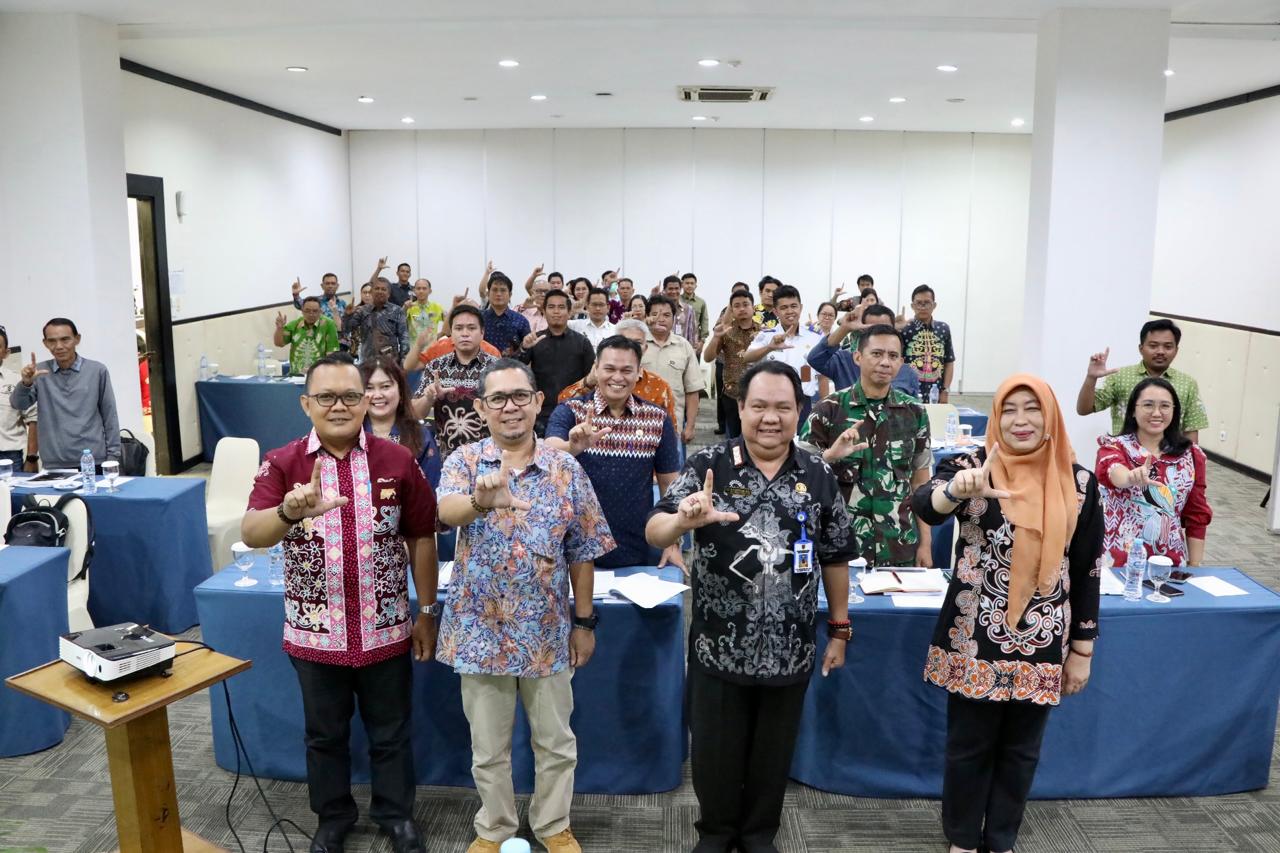 Sekretaris DLH Prov Kalteng Noor Halim Buka Konsultasi Publik Rapergub Kalteng Tentang Rencana Induk dan Sistem Informasi Pengendalian Kebakaran Lahan