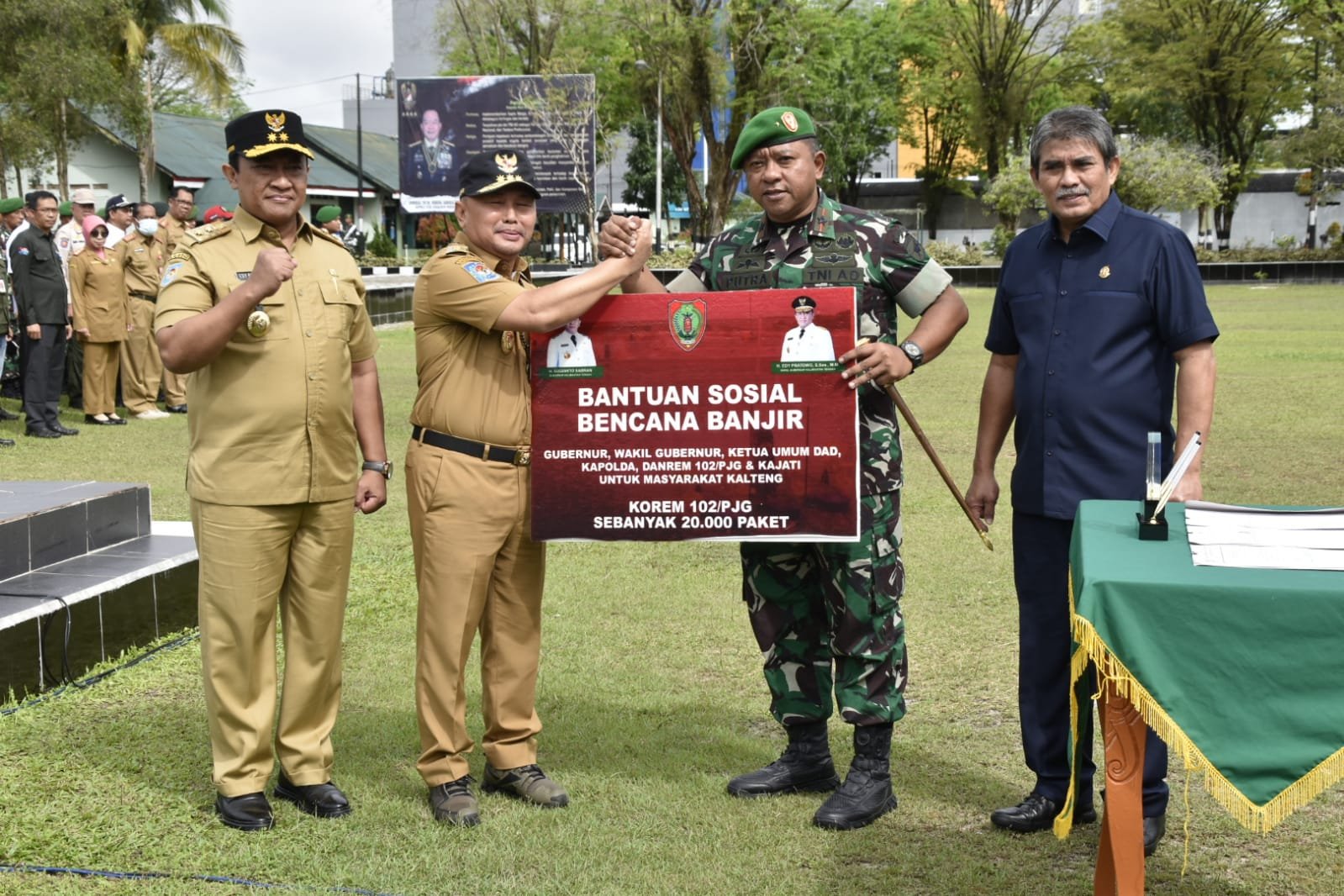 Gubernur Kalteng Serahkan Bansos Kepada Korem 102/Pjg Untuk Di Distribusikan Kepada Masyarakat Terdampak Banjir