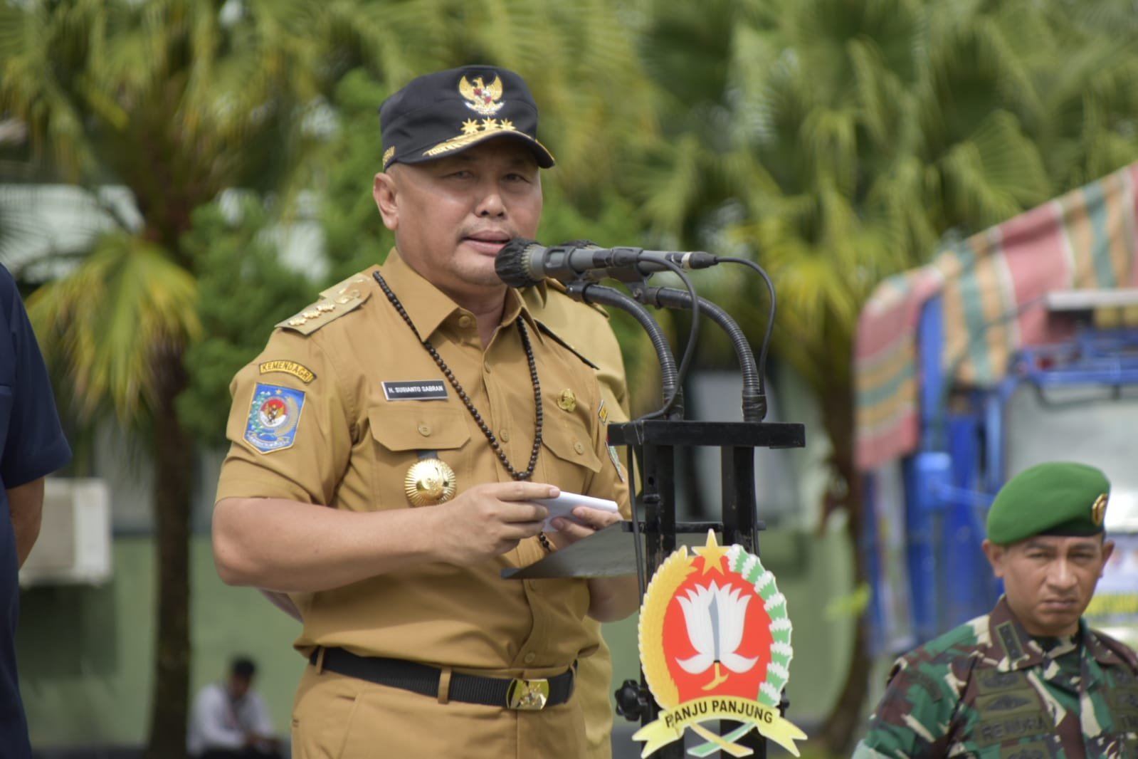 Gubernur Kalteng Serahkan Bansos Kepada Korem 102/Pjg Untuk Di Distribusikan Kepada Masyarakat Terdampak Banjir