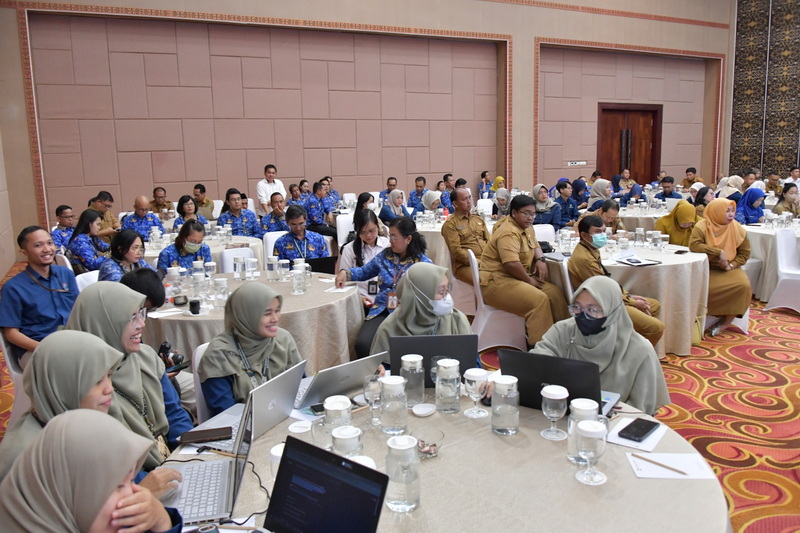 Kepala Bappedalitbang Leonard S Ampung Buka Rapat Konsultasi Regional Produk Domestik Regional Bruto