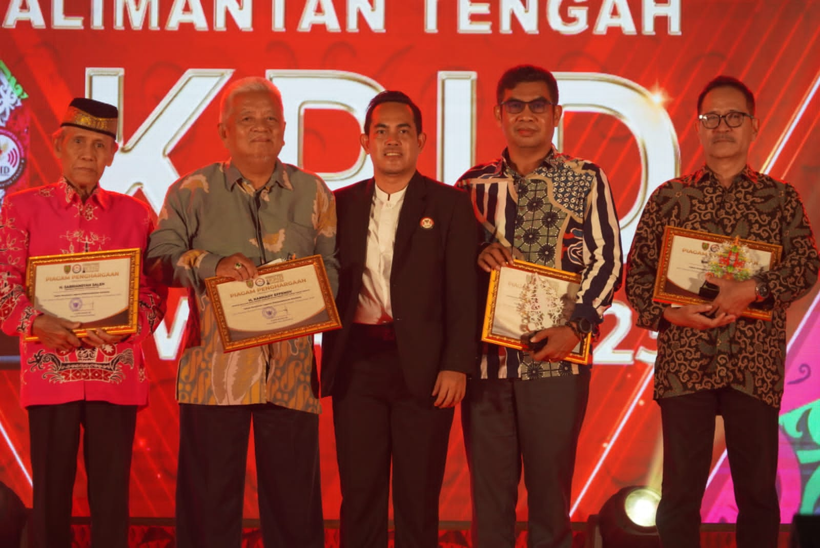 Kadiskominfosantik Agus Siswadi Terima Anugerah Tokoh Penyiaran Pada Acara KPID Kalteng Award