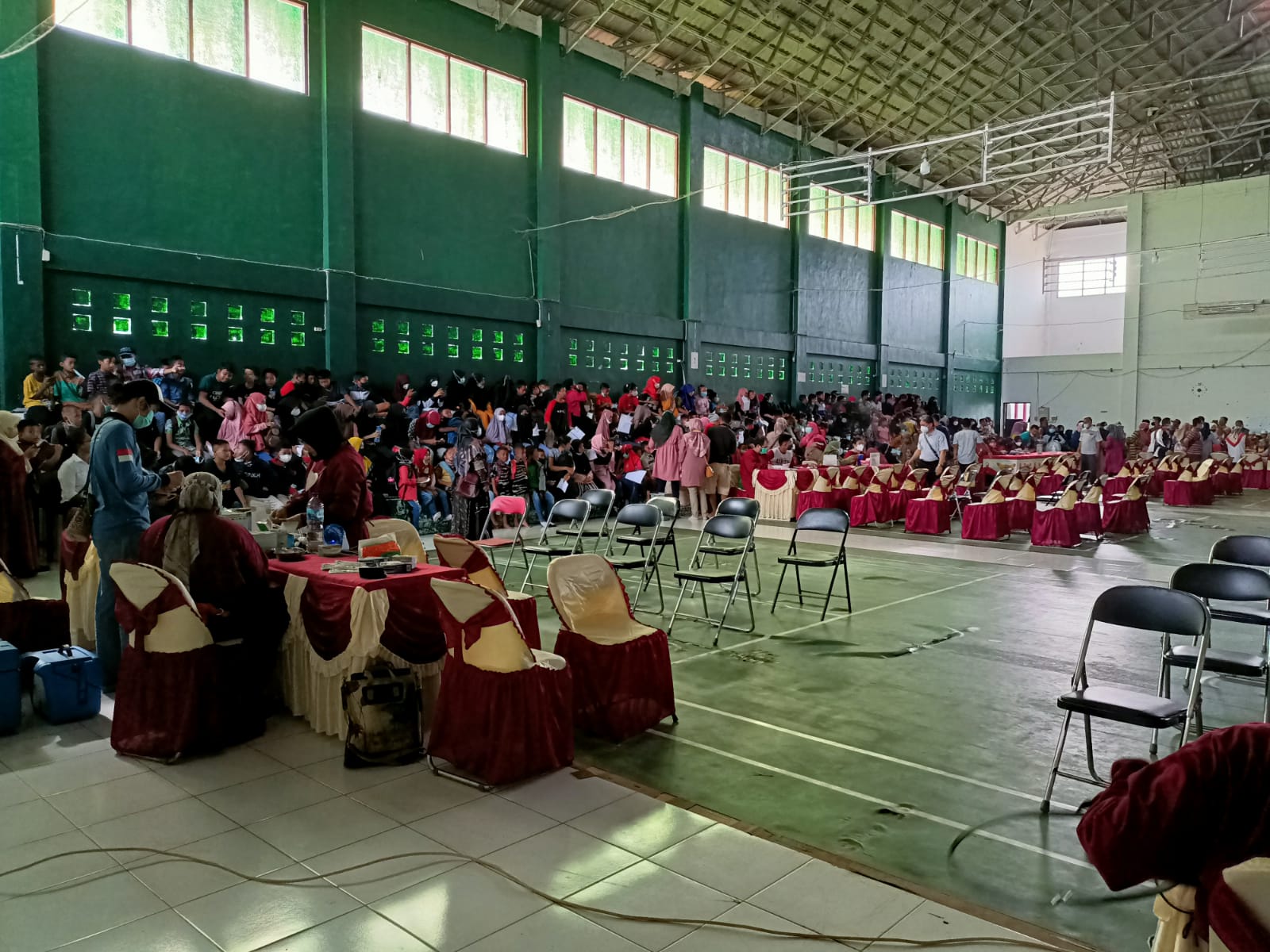 Pemprov. Kalteng Melalui Dinkes Gelar Vaksinasi Di Gor Bulu Tangkis Kecamatan Hanau