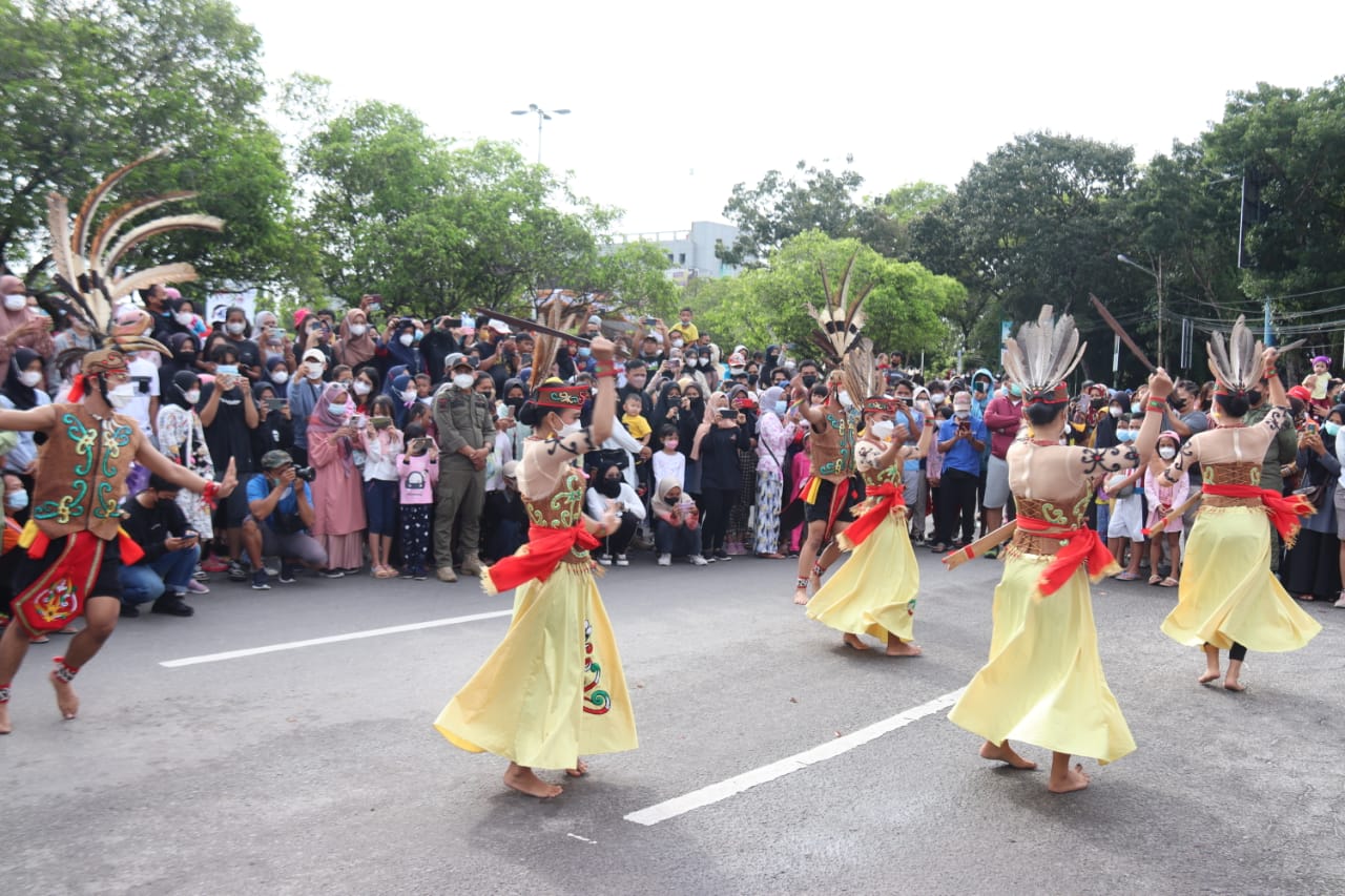 Sanggar Dan Paguyuban Tampikan Aksi Di Area CFD Bundaran Besar Palangka Raya