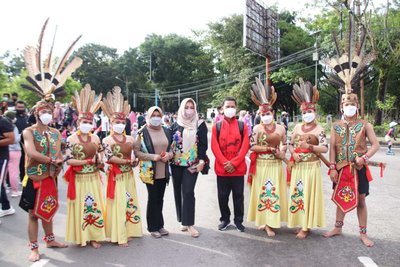 Sanggar Dan Paguyuban Tampikan Aksi Di Area CFD Bundaran Besar Palangka Raya