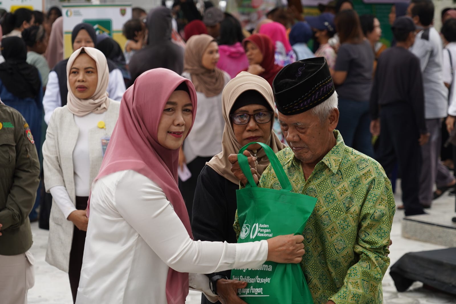 Asisten Ekbang Sri Widanarni Buka Bazar Gerakan Pangan Murah