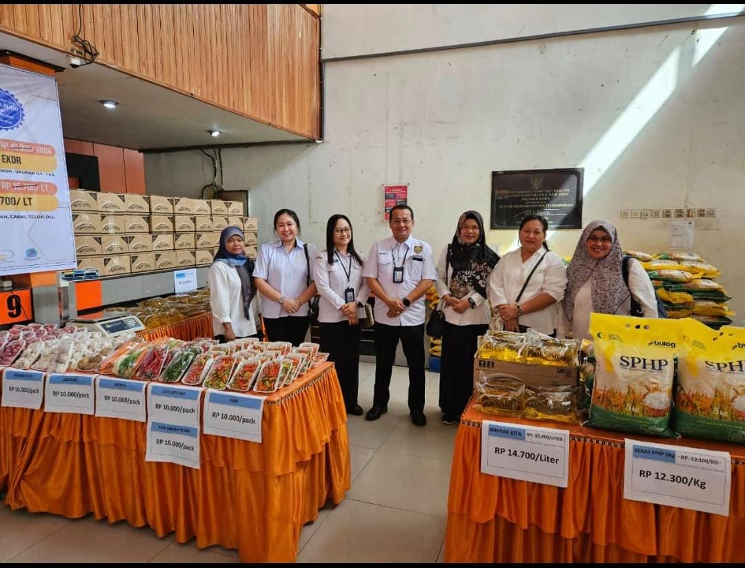 Kadis TPHP Sunarti Tinjau Langsung Pelaksanaan Operasi Pasar Pangan Murah di Kantor Pos