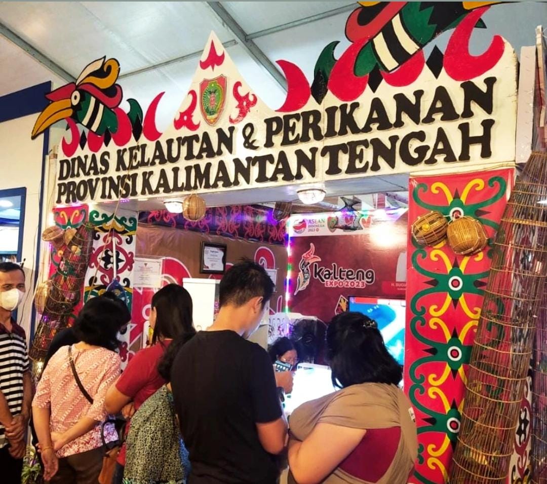 Antusias Masyarakat Membeli Produk Perikanan di Stand Dislutkan Prov. Kalteng