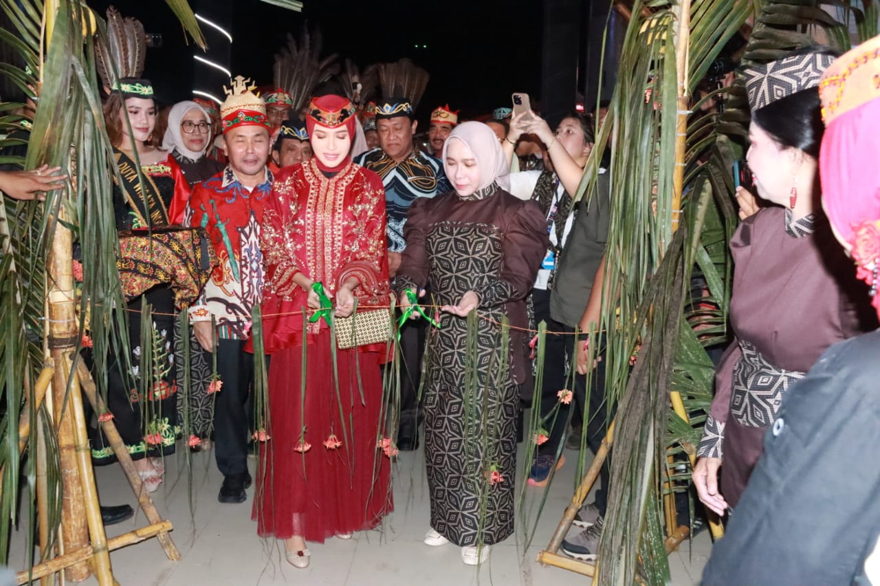 Ketua TP PKK Ivo Sugianto Sabran Potong Pita Tanda Dibukanya Festival Kuliner Nusantara