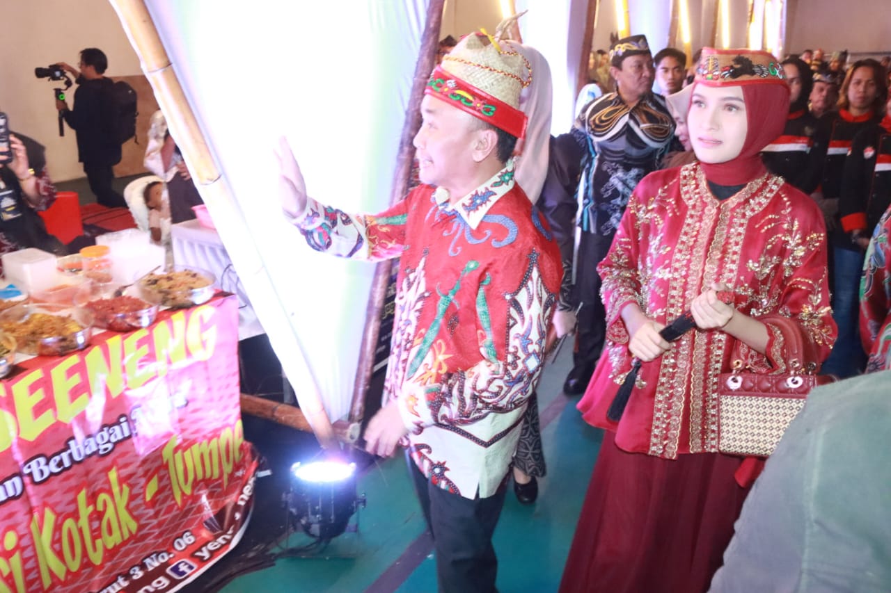 Ketua TP PKK Ivo Sugianto Sabran Potong Pita Tanda Dibukanya Festival Kuliner Nusantara