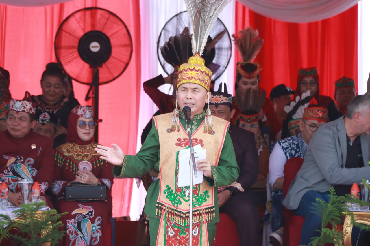 Gubernur Kalteng Sugianto Sabran Lepas Peserta Lomba Karnaval Budaya Festival Budaya Isen Mulang (FBIM) Tahun 2024